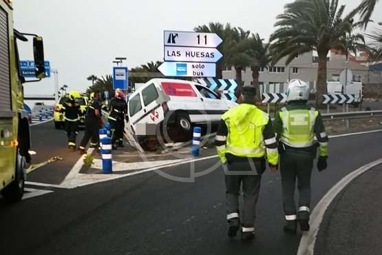 Semivuelco de una furgoneta en la entrada a Las Huesas (Telde) desde la GC-1/TA.